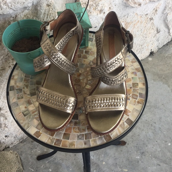 Banana Republic Shoes - Banana Republic champagne metallic wedges